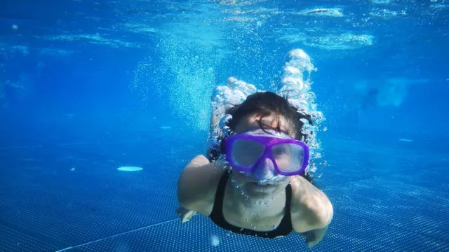 Consejos para prevenir la otitis veraniega en los niños: entre un 80 y un 90% de ellos sufrirá en sus primeros años de vida (según la Asociación de Pediatría Infantil)