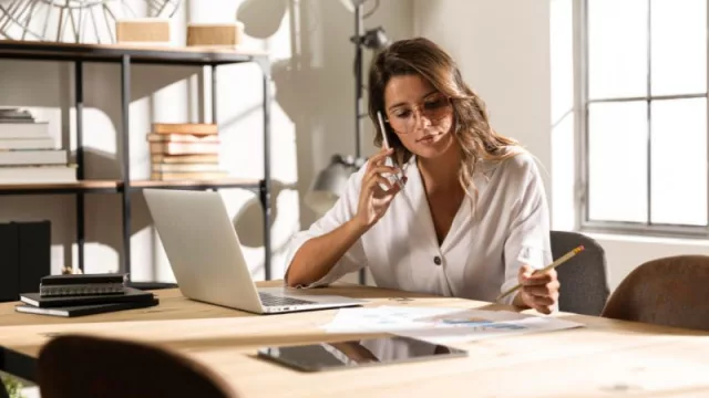 Autónomos: los casos en los que puedes deducir gastos durante tus vacaciones de verano (según Declarando)