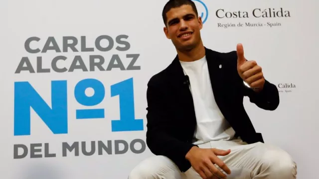 Carlos Alcaraz, el acompañante favorito para disfrutar de una velada gastronómica este verano ('Nocheochentera' de Vicco, la canción más votada como banda sonora de una cena)