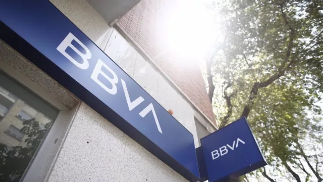 BBVA pagará hasta 500 euros a clientes si invitan a amigos con nómina a la cuenta 'online'