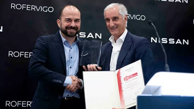 Bruno Mattucci entrega a Nissan Rofervigo, Vigo, el premio Nissan Global Award (como uno de los mejores concesionarios Nissan en el mundo)