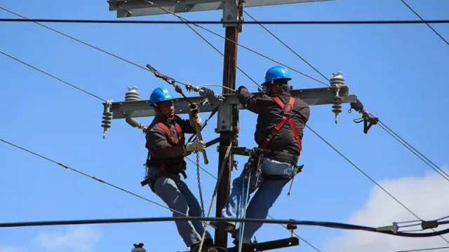 Telefónica reemplazará 310.000 postes en mal estado en España hasta 2028 para mejorar la seguridad laboral