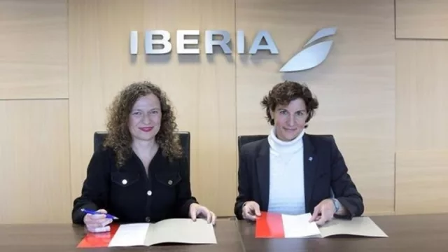 Iberia firma un convenio con ACNUR para facilitar el traslado de familias refugiadas a España