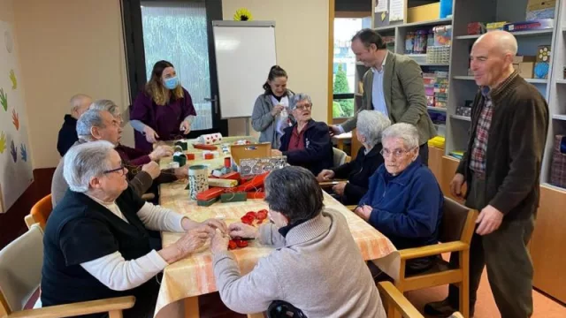 La Xunta defiende el derecho de las personas mayores a elegir libremente cómo y dónde quieren pasar esta etapa de sus vidas