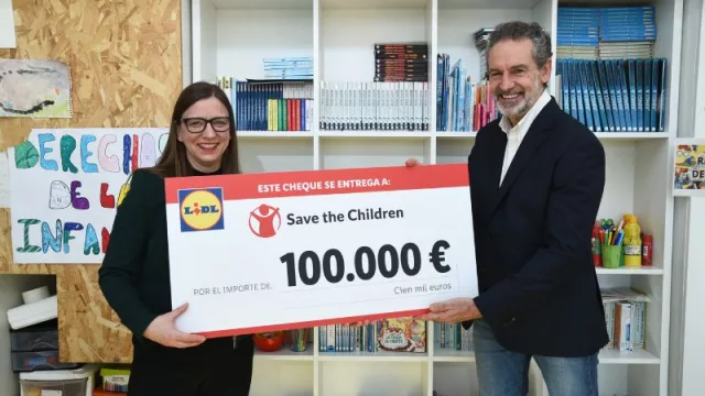 Lidl recauda 100.000 de euros para Save the Children gracias a la venta de su flor solidaria