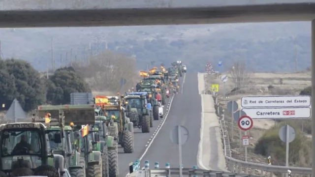Agricultores y tractores claman en defensa del campo español, colapsando las carreteras españolas