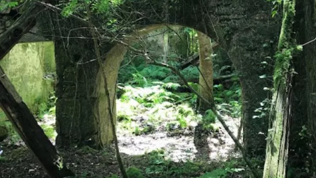 Un viaje al pasado industrial de La Ría da Estrela… Siguiendo la senda del río Vilacoba, nos encontramos frente a una de las muestras más icónicas