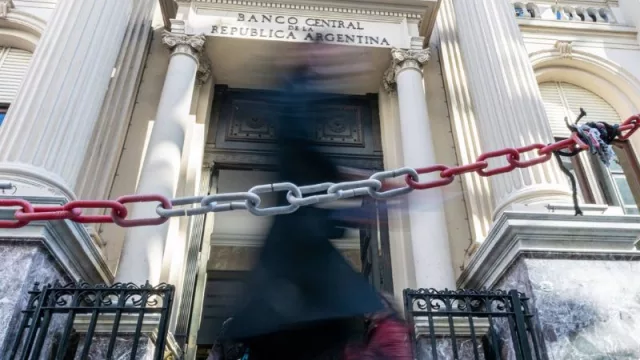 El banco central de Argentina recorta los tipos de interés en 1.000 puntos básicos, al 70%