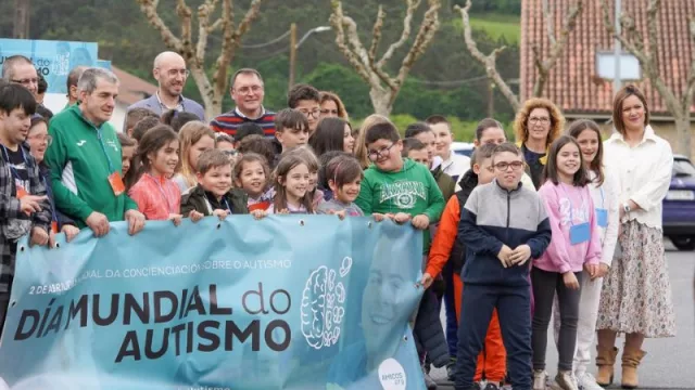 La exposición de sensibilización sobre el autismo de la asociación Amicos llega al Ayuntamiento de Lousame