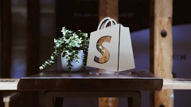 Shopify entra en pérdidas en el primer trimestre de 2024 (tras dejarse 261,5 millones de euros por atípicos)