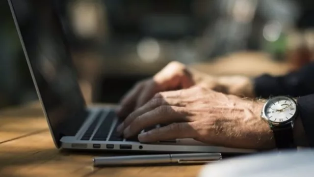 2 de cada 5 trabajadores aseguran realizar horas extras fuera de su jornada laboral