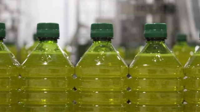 El margen de beneficio de los supermercados sobre los productores de aceite de oliva se eleva un 59%