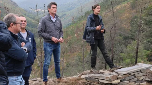 Javier Arias visita el yacimiento de Penas do Castelo, en la Pobra do Brollón, donde se acaban de registrar nuevos hallazgos