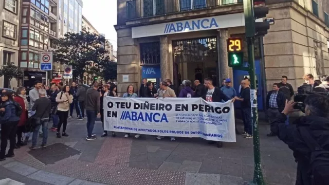 Una plataforma se manifiesta en Santiago para pedir a Abanca que devuelva el dinero a afectados por 'phising'