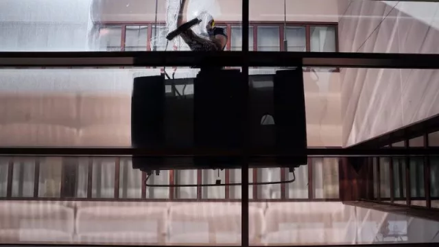 La firma de contratos iniciales indefinidos se estabiliza tras dos años de fuerte crecimiento (el desempleo crece 1% en octubre y se sitúa en las 2.602.054 personas)