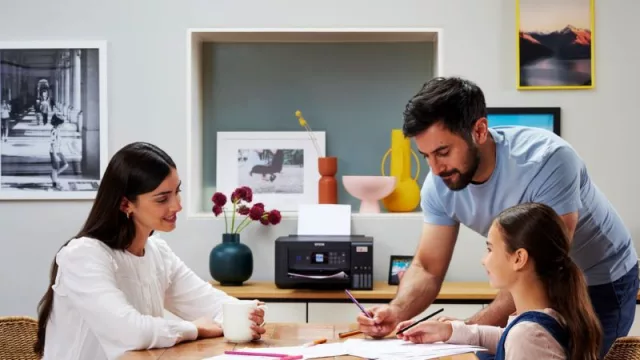 Las familias quieren más libros y material impreso en escuelas para facilitar el aprendizaje (pero hacen falta más impresoras en casa y en la escuela para hacerlo realidad)