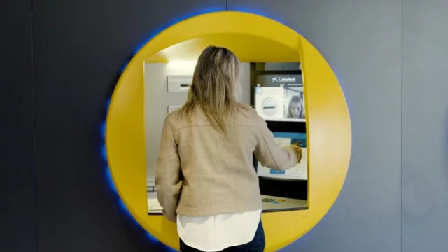CaixaBank implanta en sus cajeros la devolución del cambio de pagos de recibos a través de Bizum