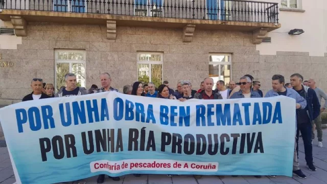 Mariscadores de O Burgo piden a Xunta y Gobierno ayudas mientras no puedan faenar: "Que no nos dejen tirados"