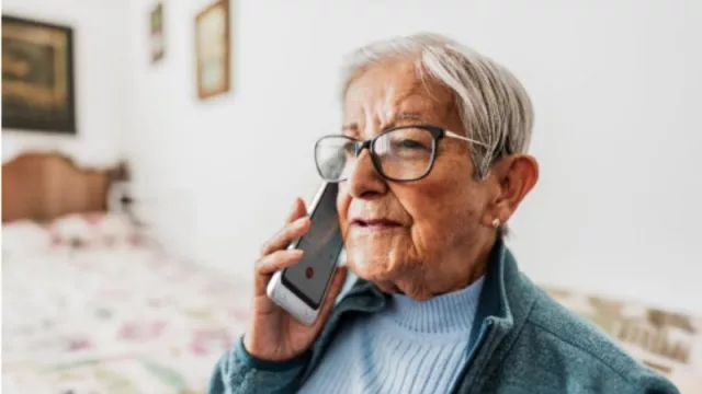 Una llamada al móvil recordará a los mayores la toma de medicinas: así es el Asistente de salud personal, la nueva función de SPC Care, la primera app de cuidado remoto