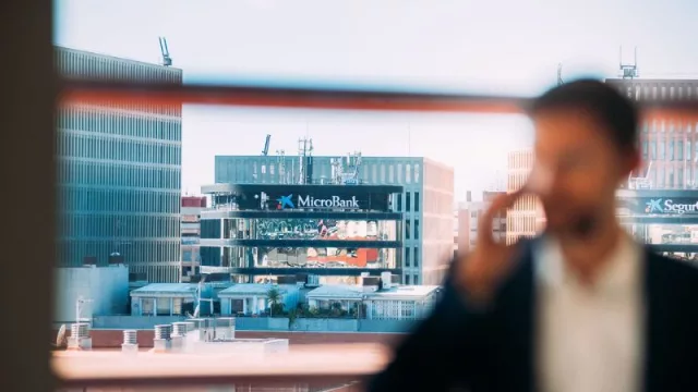 MicroBank y AgroBank lanzan un préstamo para financiar la transición energética de autónomos y microempresas del sector agro