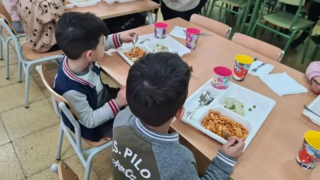 El Gobierno prohíbe por ley servir bebidas azucaradas y bollería en los comedores escolares