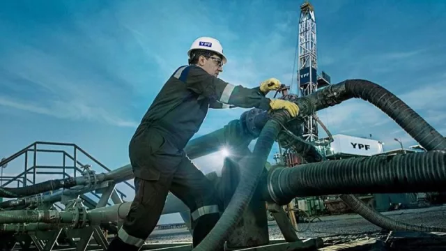 La argentina YPF recorta el precio de los combustibles un 4% a partir del próximo jueves