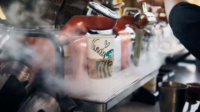 Starbucks rediseña su icónico vaso blanco para llevar en Europa para hacerlo más sostenible