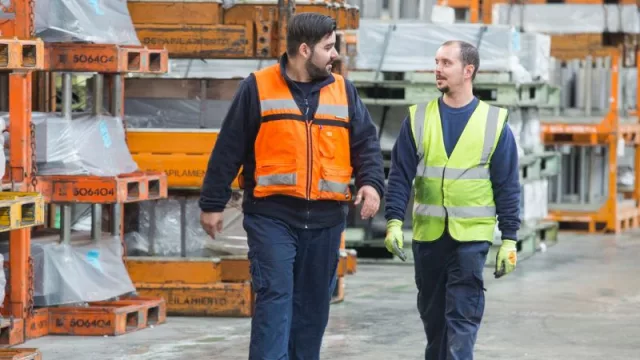 La necesidad de cuidar familiares a cargo y la exigencia física del trabajo, principales causas de absentismo en 2025 según los trabajadores