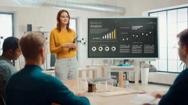 Fujitsu presenta una tecnología basada en inteligencia artificial que permite realizar presentaciones multilingües y personalizadas de forma automatizada