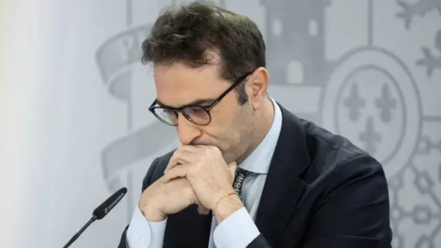 Bruselas congela unos 1.000 millones del quinto pago a España por incumplir la subida fiscal al diésel