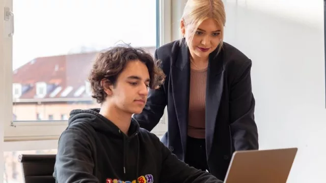 8 de cada 10 jóvenes de la Generación Z acceden a su primer empleo dentro del sector servicios