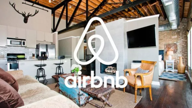 Vivienda acuerda con Airbnb la retirada de anuncios sin código y el envío mensual de datos desde agosto