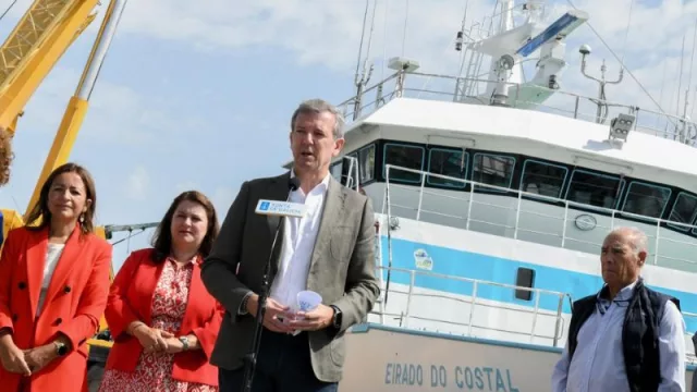 El presidente de la Xunta visitó en Cangas el buque Eirado do Costal