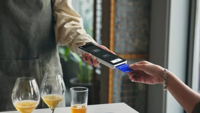 Square lanza Square Handheld, un potente dispositivo de bolsillo para atender mesas, gestionar inventarios y cobrar en cualquier lugar
