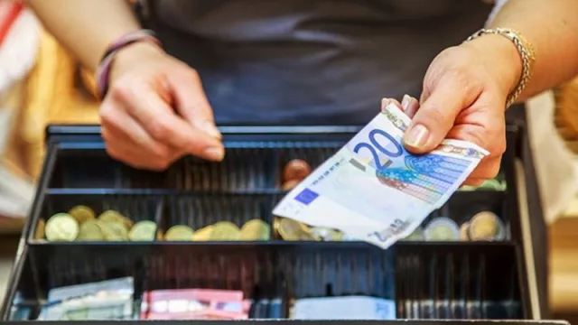 "El Cash Manda" El efectivo sigue siendo el medio de pago principal en los establecimientos físicos, aunque su uso continúa disminuyendo en favor de los dispositivos móviles