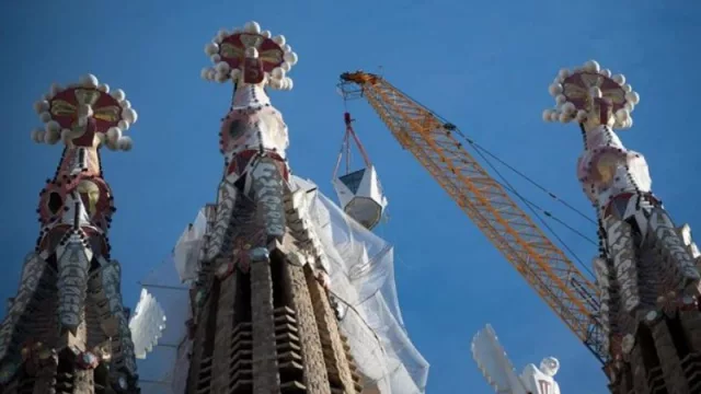 La Sagrada Familia de Barcelona coloca el brazo superior de la torre de Jesucristo