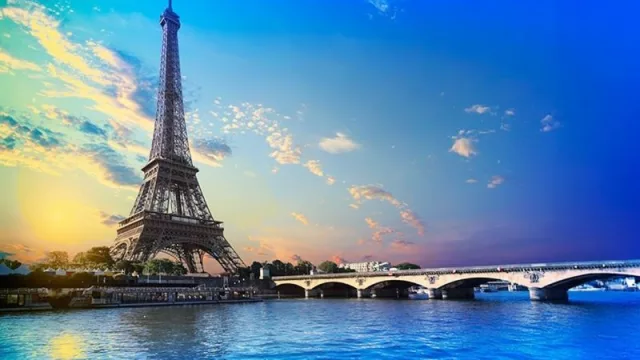 Francia se mantiene como primer destino turístico mundial al recibir 102 millones de visitantes en 2025