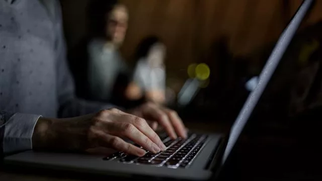 Publicas en LinkedIn, te hackean en 30 minutos: así usa la IA tus datos para atacar