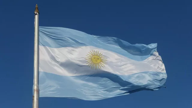 S&P eleva la calificación de Argentina a 'B-' y la saca del terreno de 'riesgo sustancial'