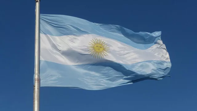Argentina ve factible mejorar su rating a 'grado de inversión' para 2031, pero emitir bonos será una "opción"