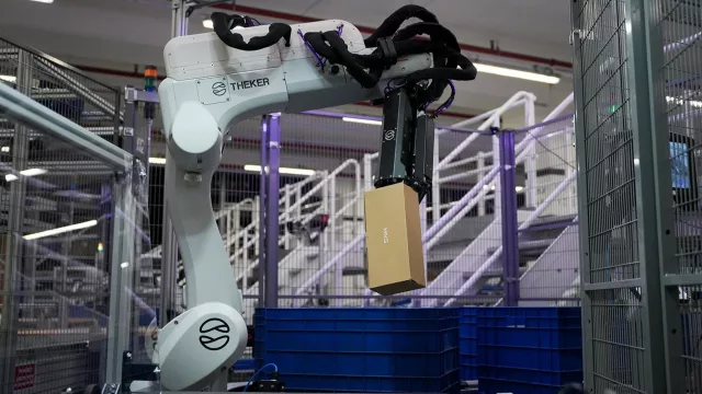 Mango colabora con Theker para desarrollar proyectos de robotización en su centro logístico