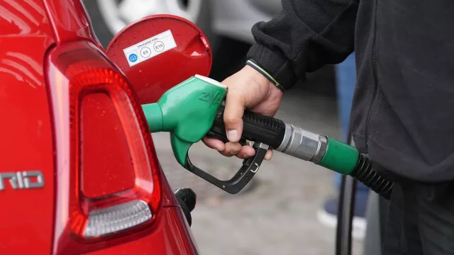 Macron moviliza al G7 para frenar los precios del petróleo con reservas estratégicas