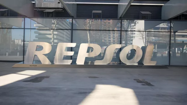 Repsol acuerda con los sindicatos el marco laboral para 14.000 empleados hasta 2028