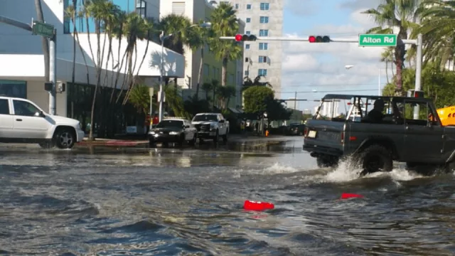 Miami, bajo el agua y con sol (qué son las "king tides" y por qué este año golpean más fuerte)